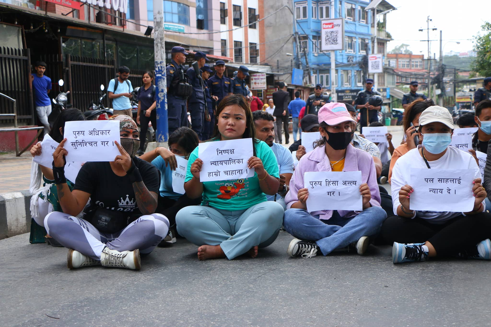 पल शाहको रिहाइ र पुरुष अधिकार सुनिश्चित गर्न माग गर्दै प्रदर्शन (तस्बिरहरू)